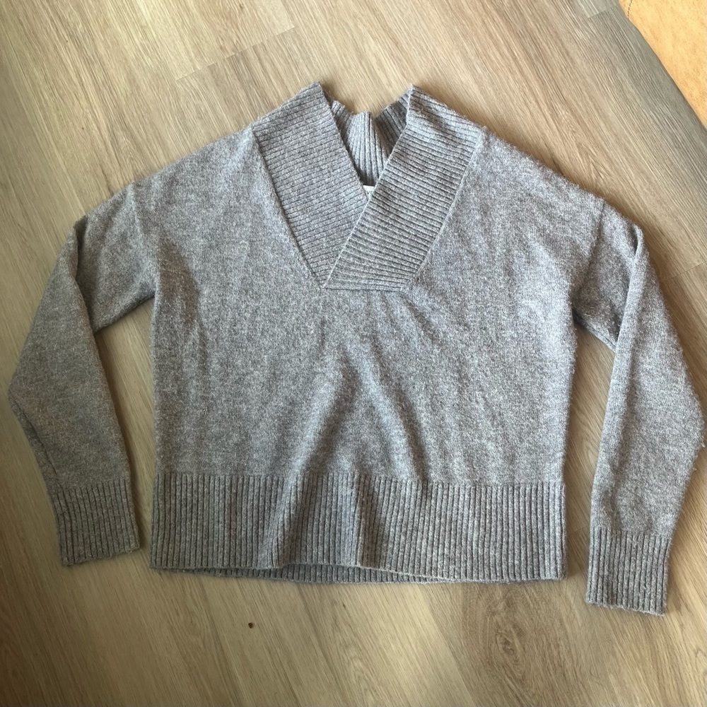 ** Evereve Women's Vneck cross long sleeve sweater Small Gray Beige